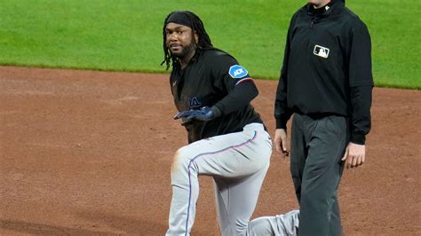 Bell’s 2-run double keys 4-run 8th as Marlins beat Pirates 4-3 to close in on playoff spot